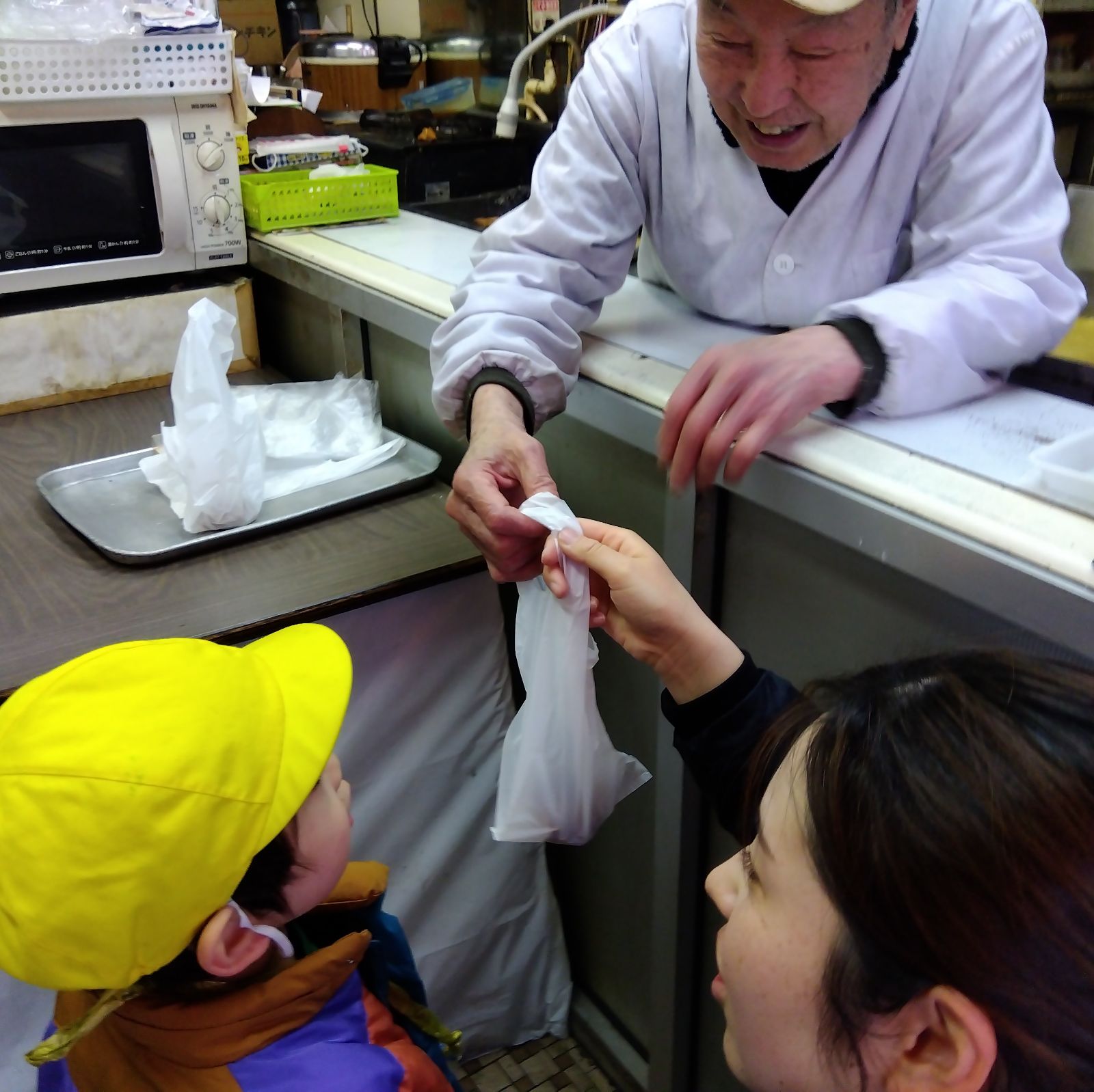 定員から商品を受け取る子ども