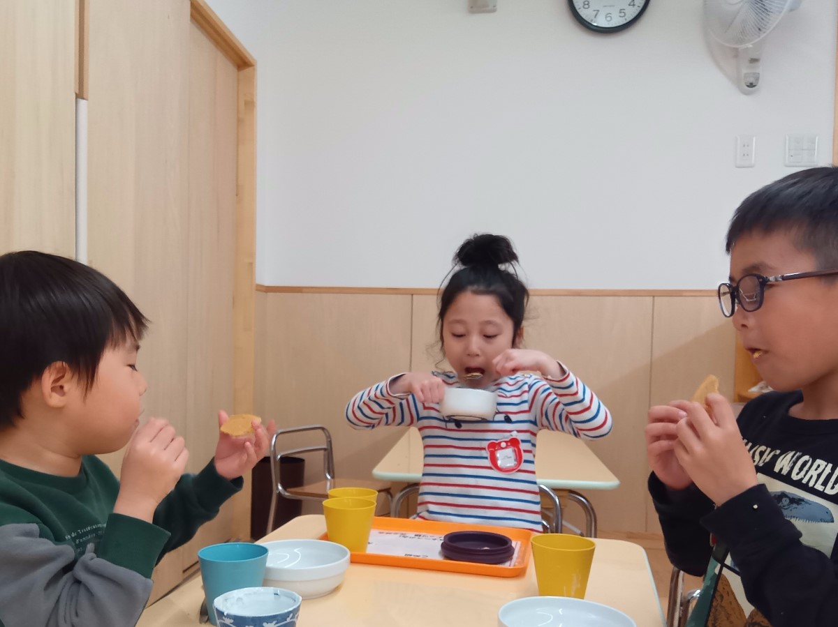 給食を食べる子どもたち