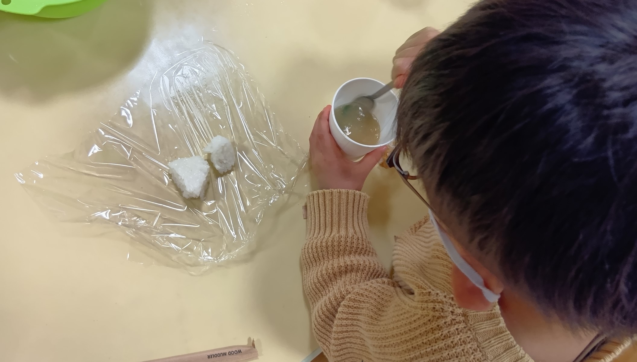 味噌汁とおにぎり2個