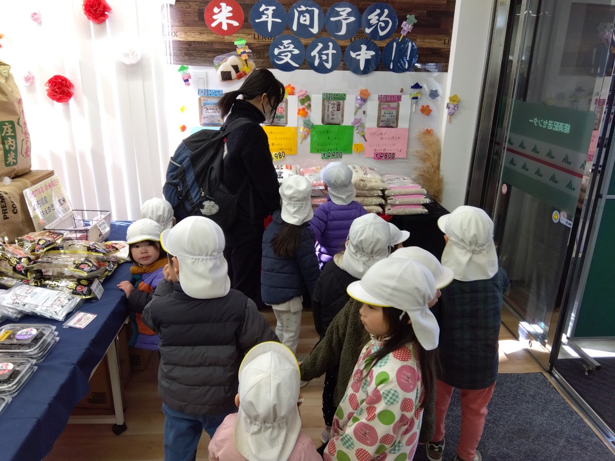 JAあさか野の店内を見学する子どもたち