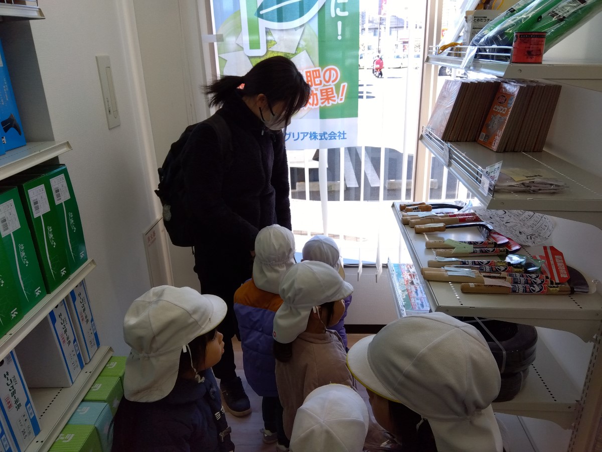 JAあさか野の店内を見学する子どもたち