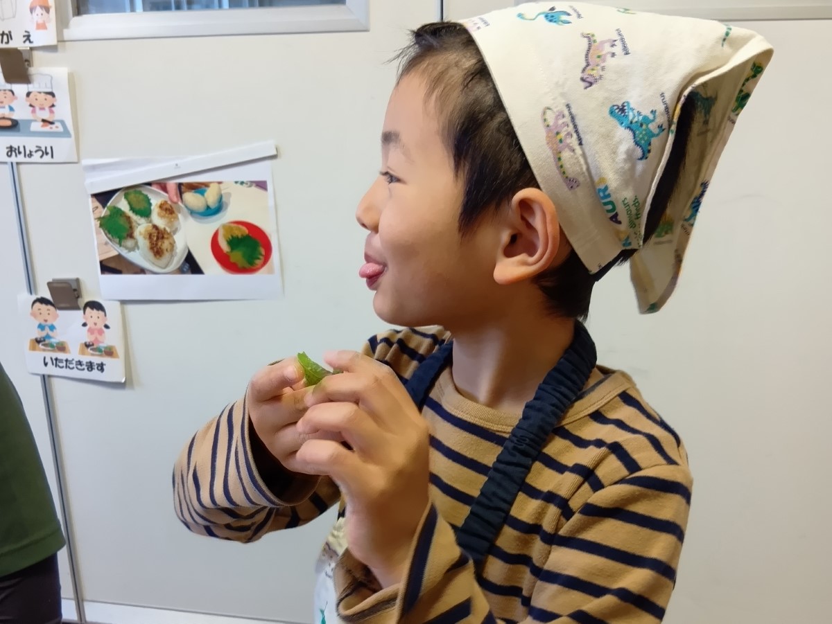 シソを食べてみる子ども
