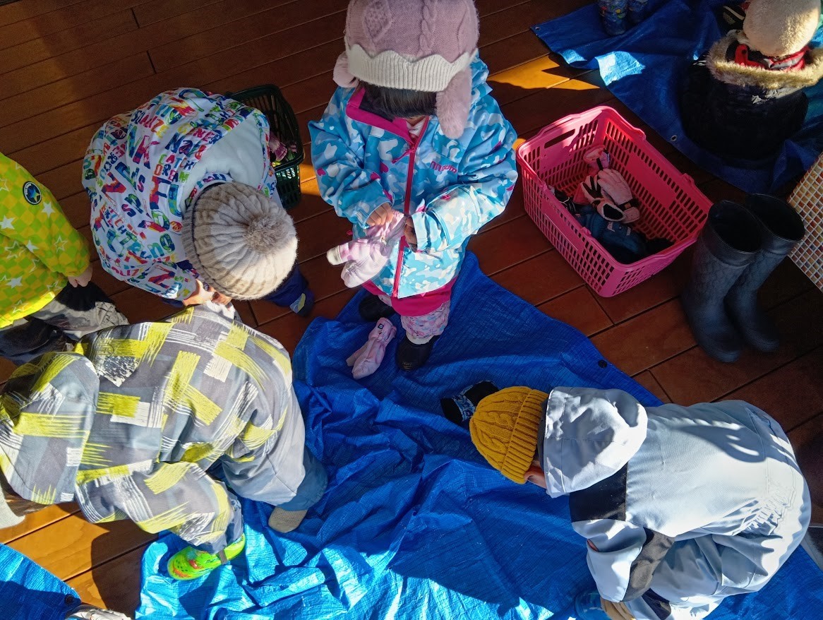 手袋や帽子を身につける子どもたち