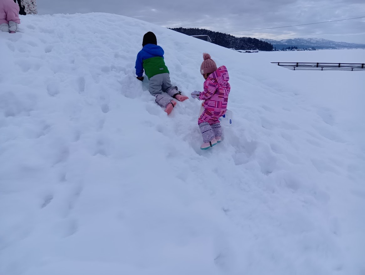 雪山を登る子どもたち