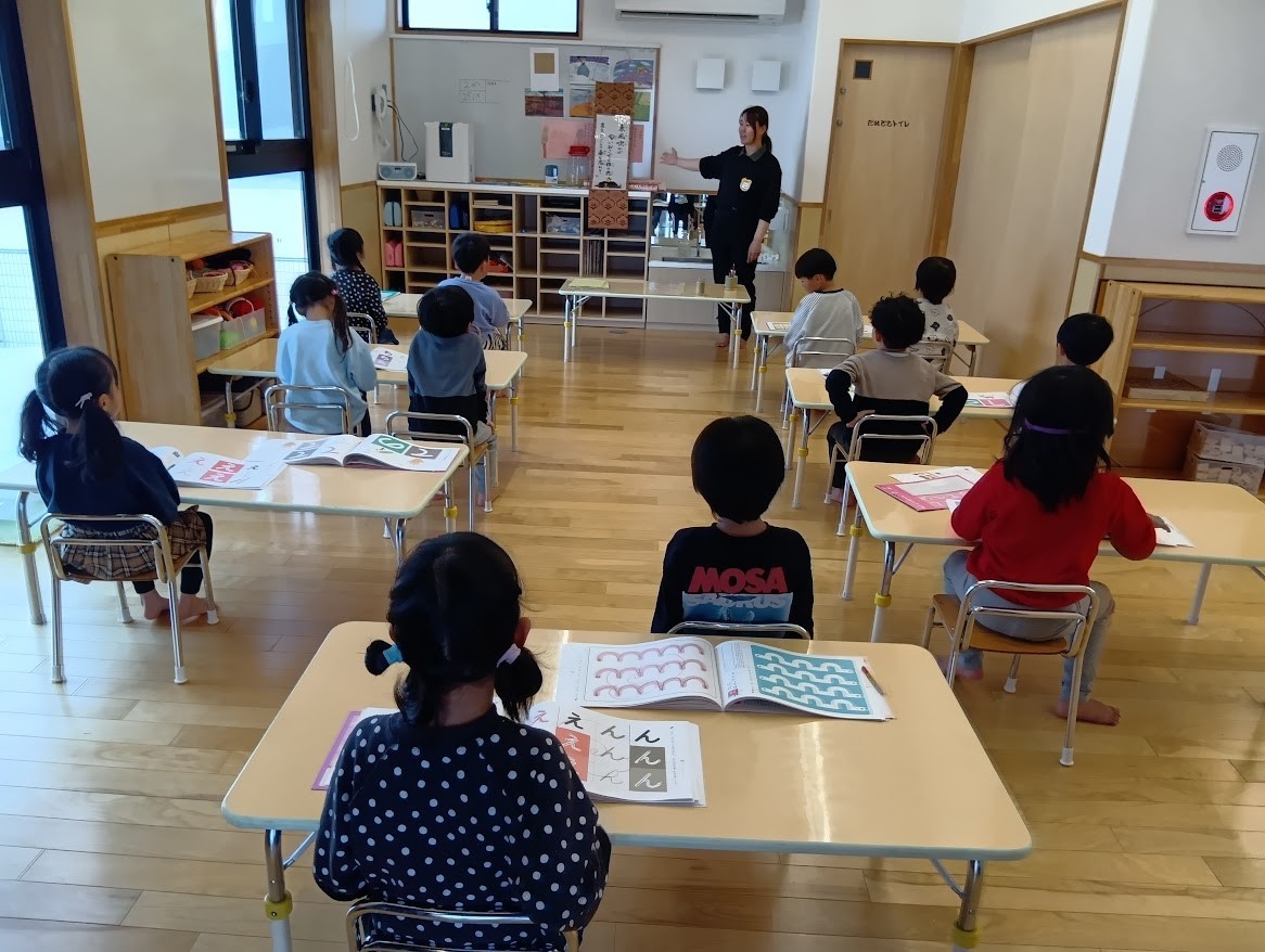 説明を受ける子どもたち