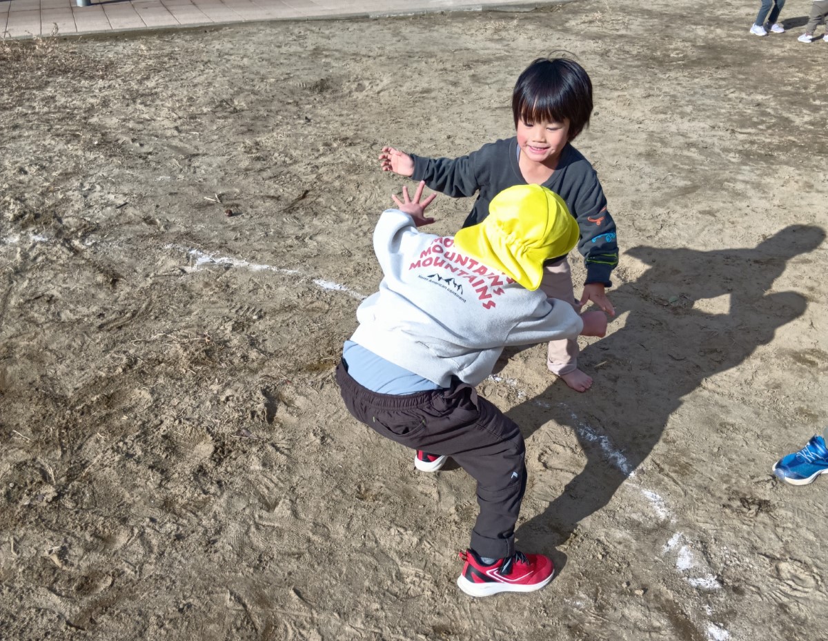 相撲をして遊ぶ子ども