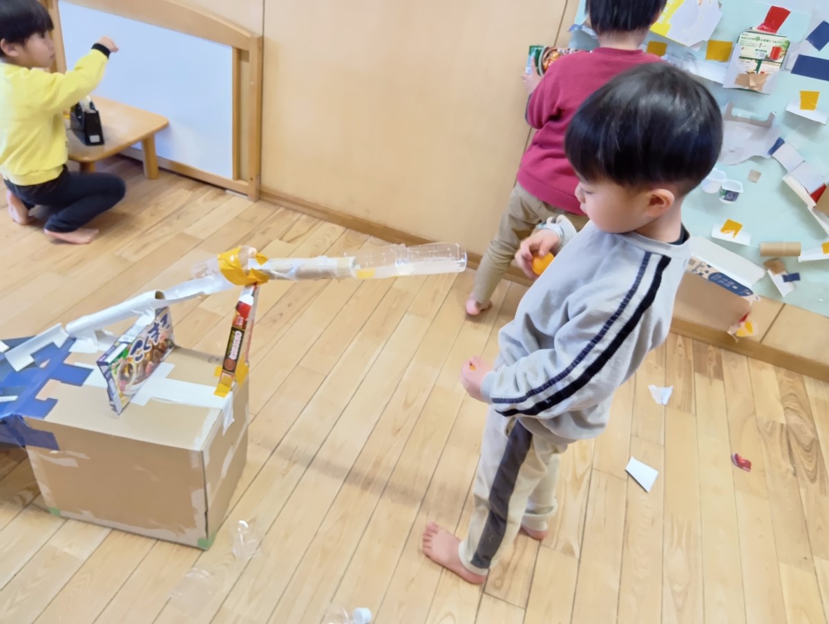 からくり装置で遊ぶ子ども