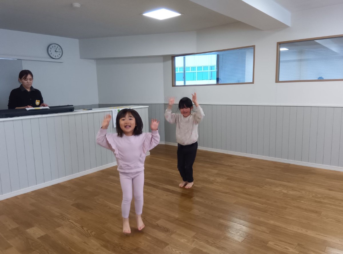 さくらさくらんぼリズムを行う子どもたち