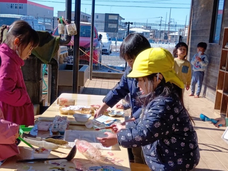 色水遊びをする子どもたち