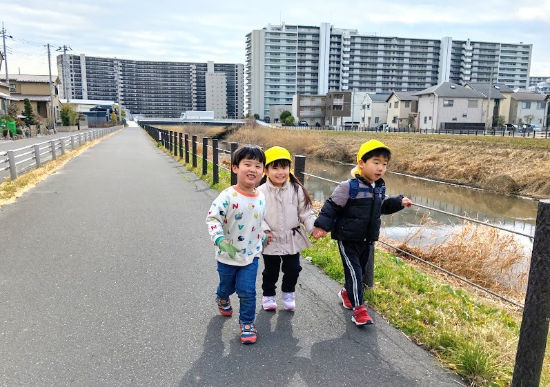 手をつないで散歩する子どもたち