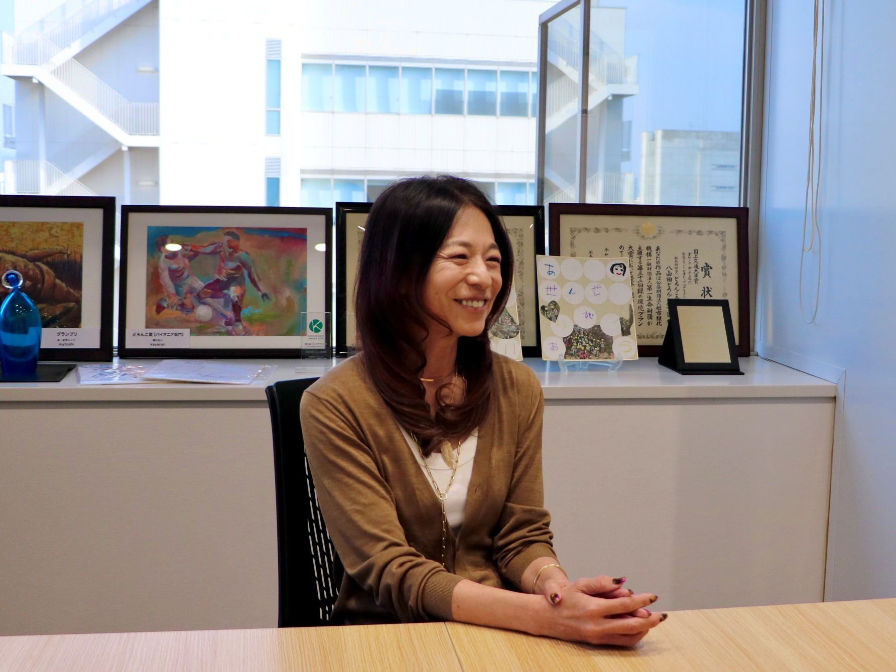 安永理事長がインタビューに応える様子