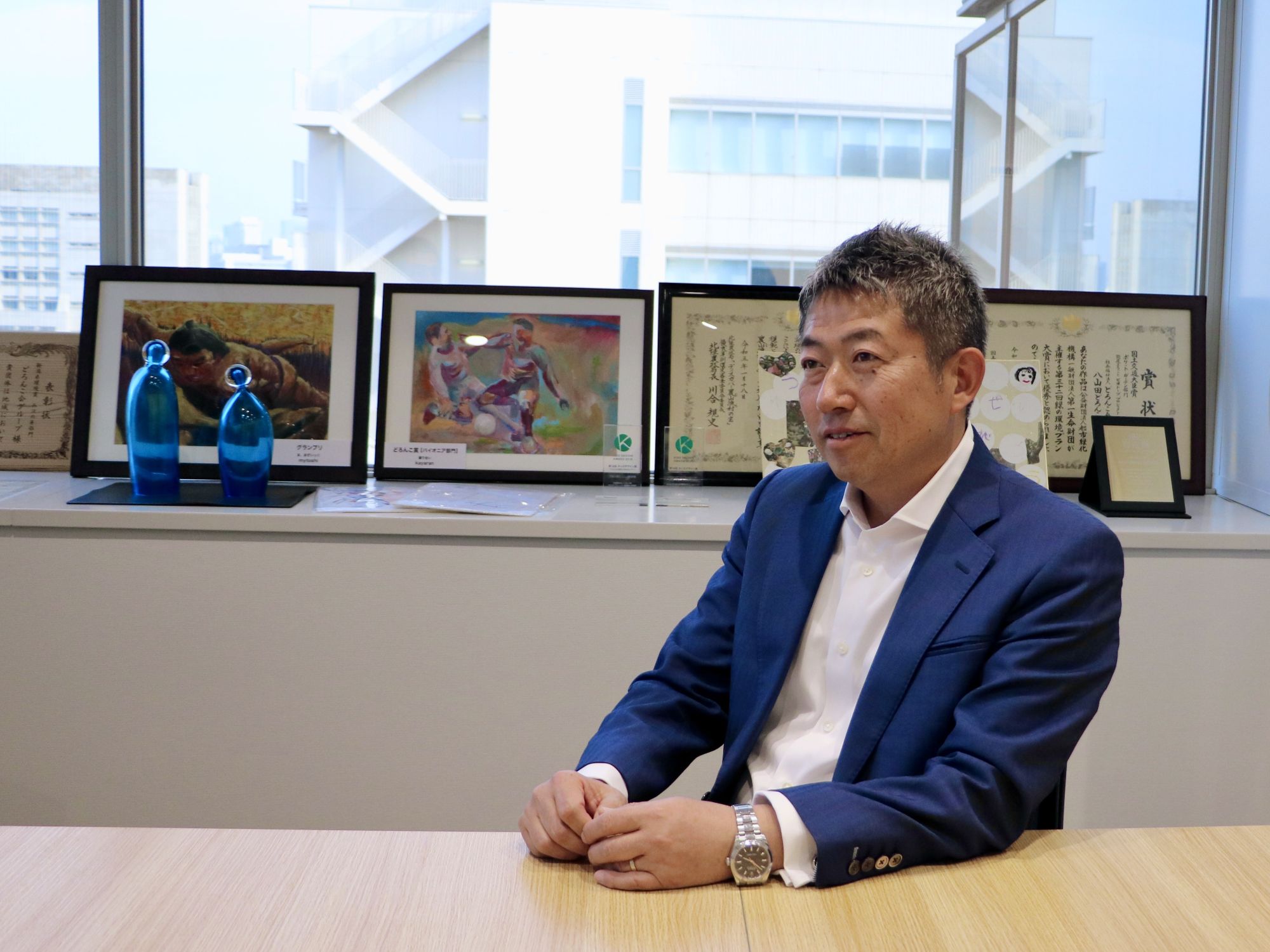 インタビューに応える高堀代表