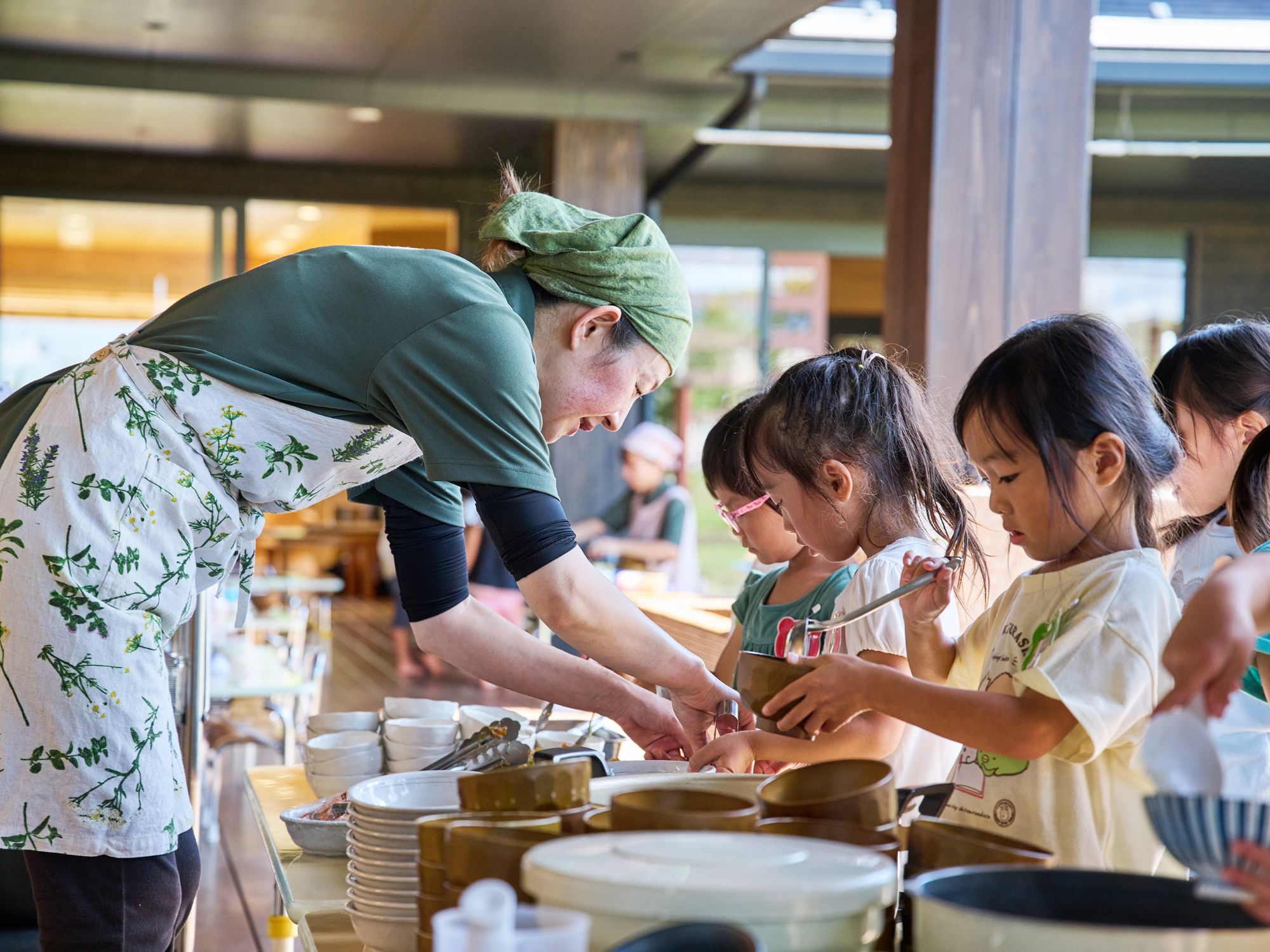 給食を子ども自ら配膳する様子