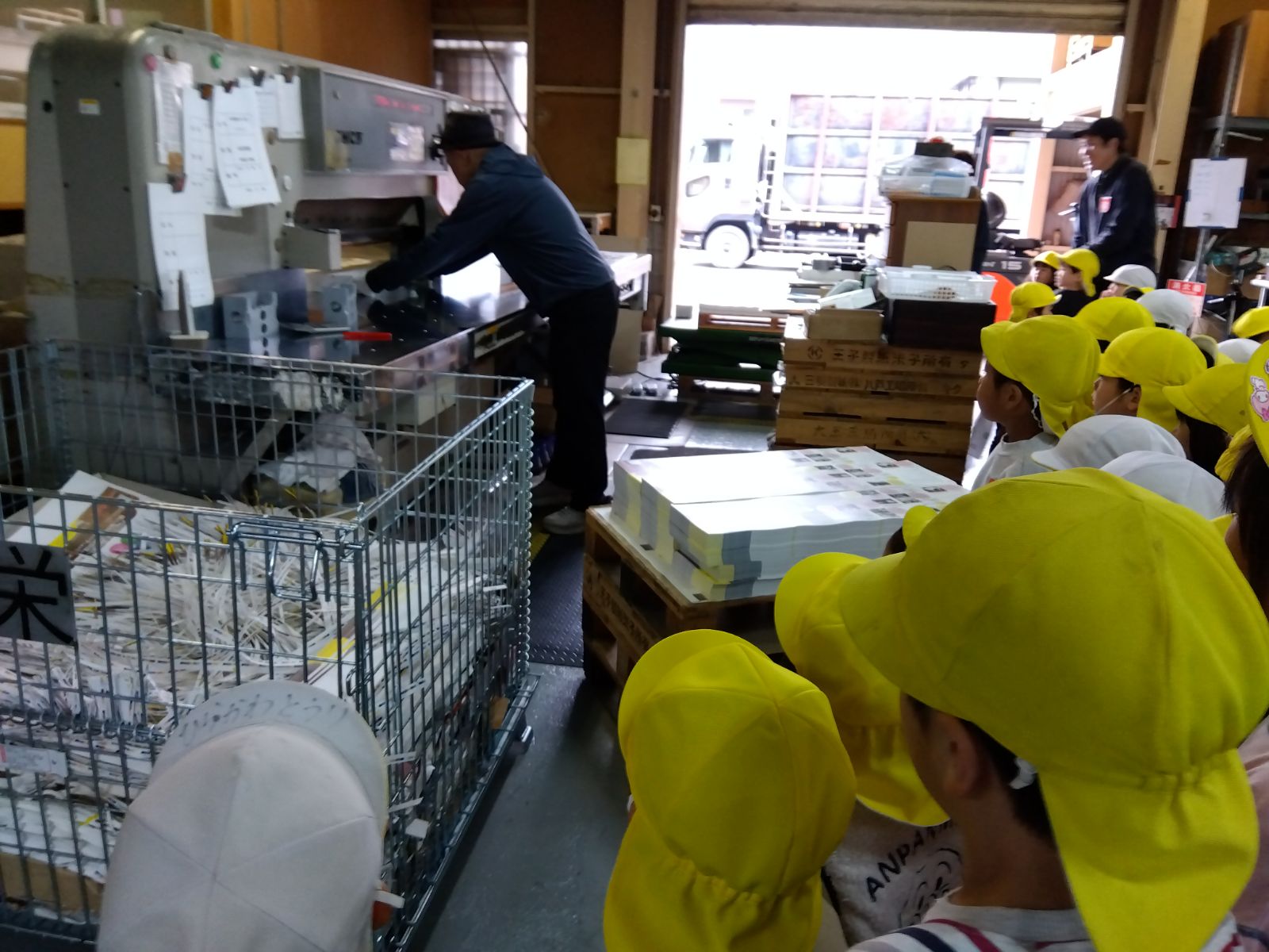 作業場の様子を見学する子どもたち