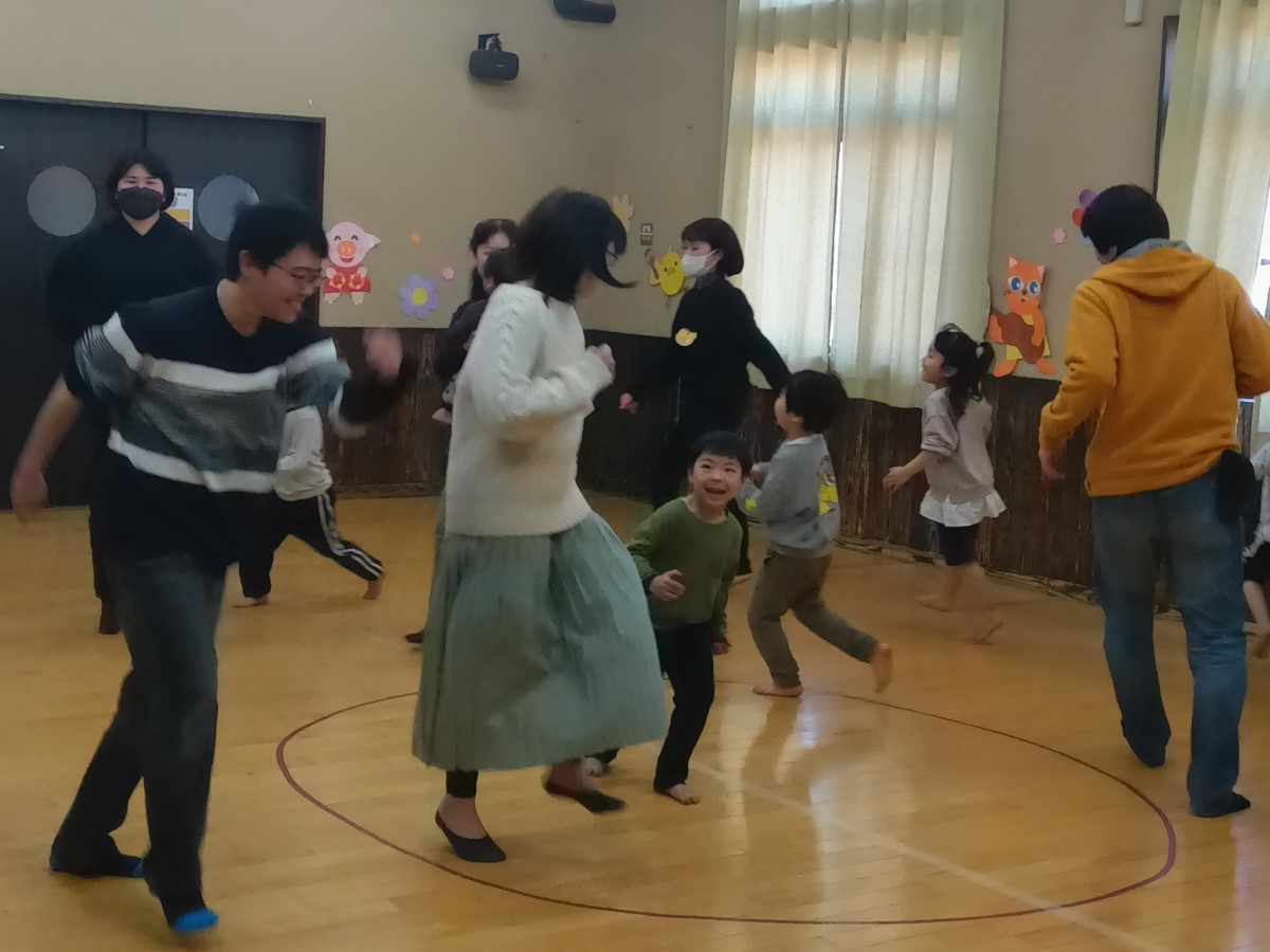 親子でさくらさくらんぼリズムを行う様子