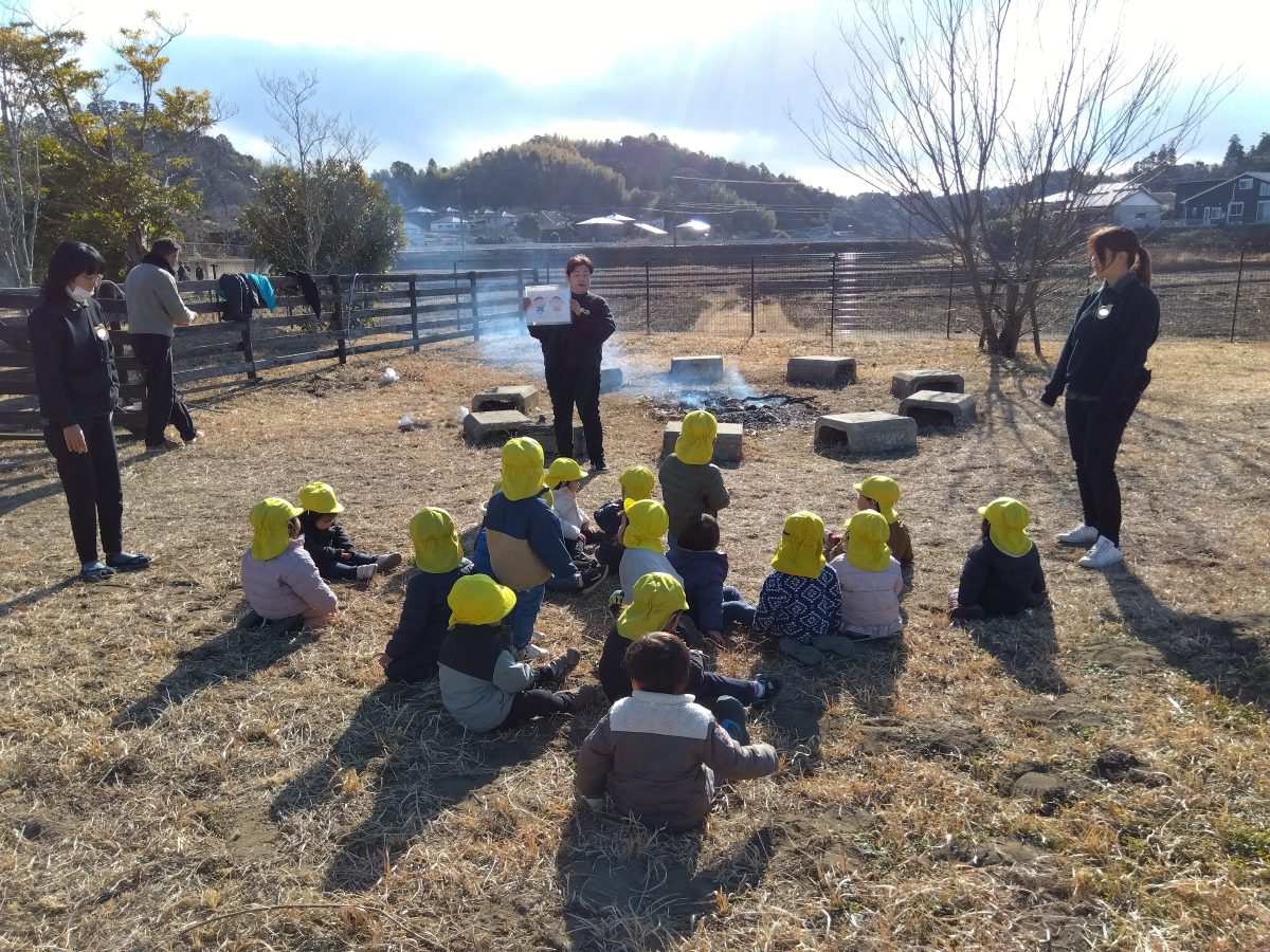 どんど焼きの説明を受ける子どもたち