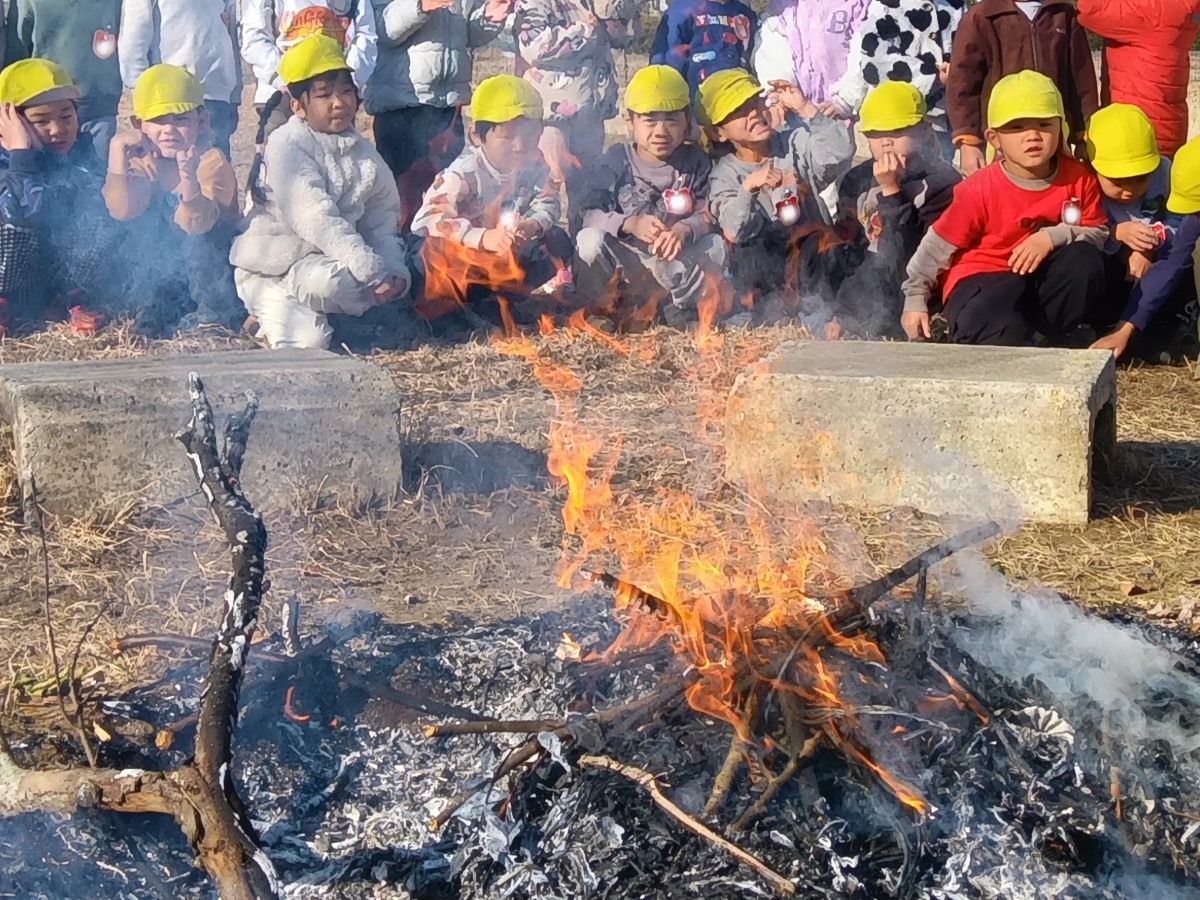 焚き火を眺める子どもたち