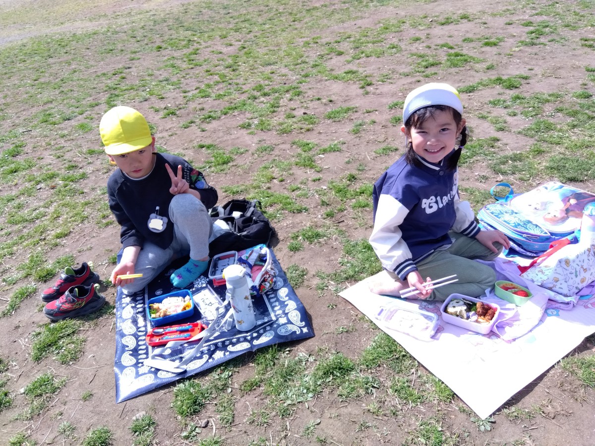 公園でお弁当を食べる子どもたち