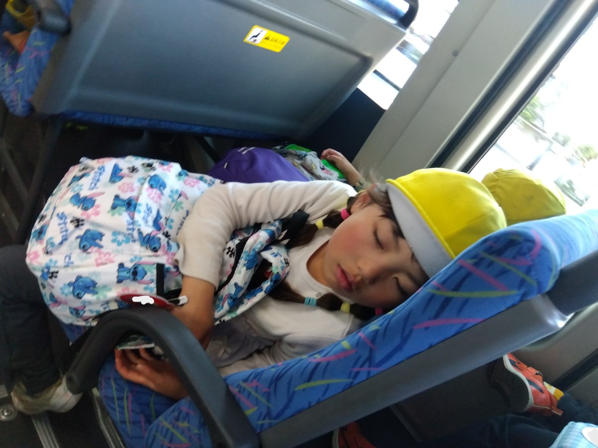 バスで眠る子どもたち