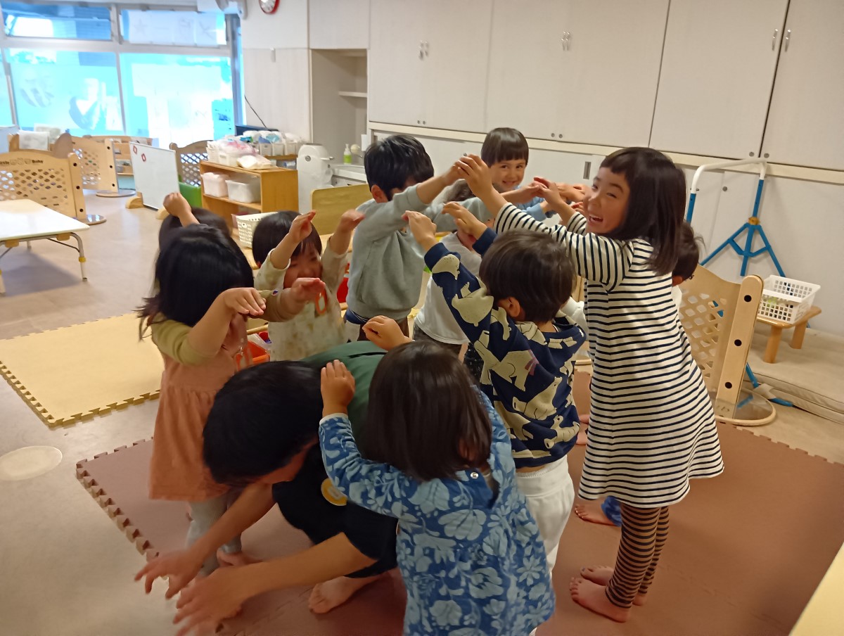 手をつないでアーチを作る子どもたち