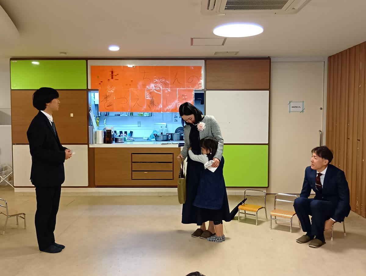 保護者にしがみつく子ども