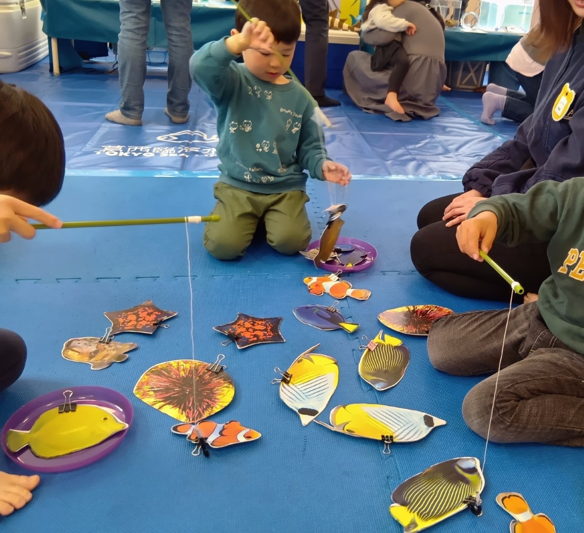 魚釣りを楽しむ子どもたち