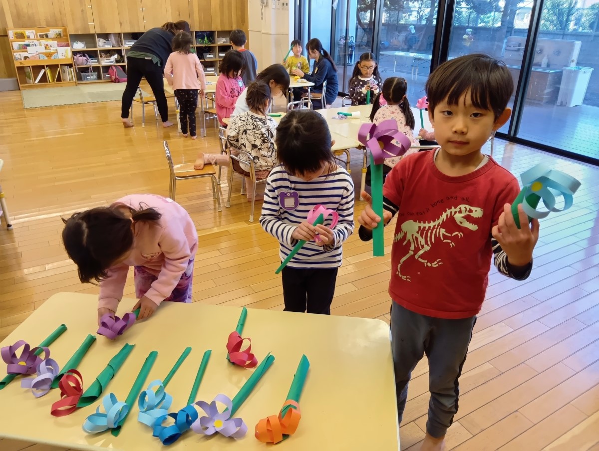 花飾りをテーブルに並べる子ども