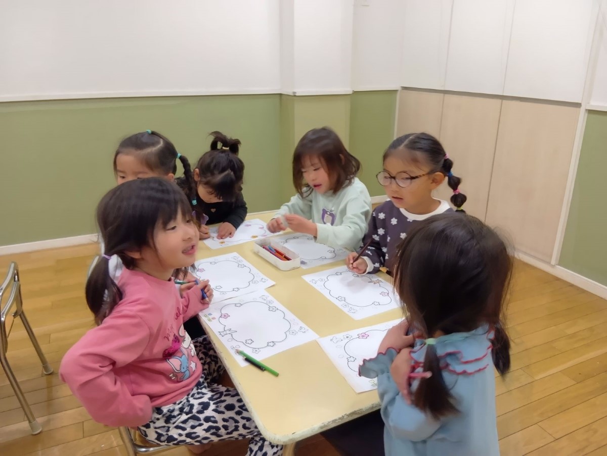 桜の塗り絵をする子どもたち