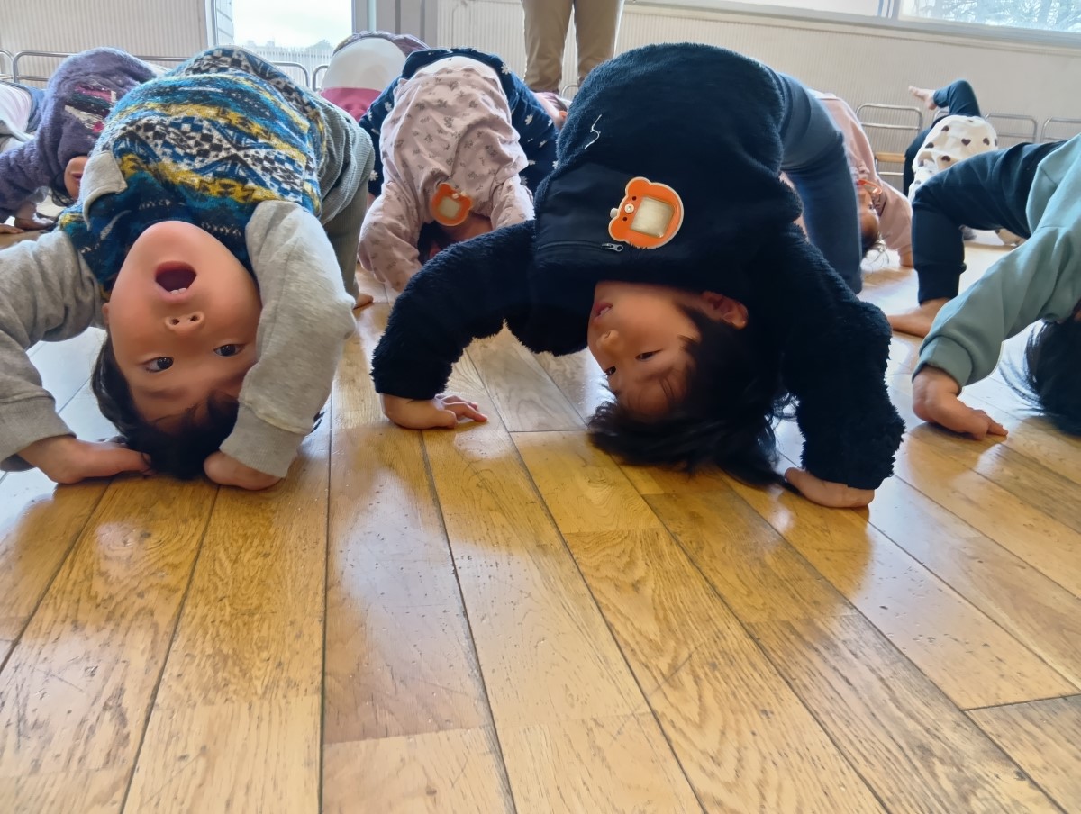 ブリッジをする子どもたち