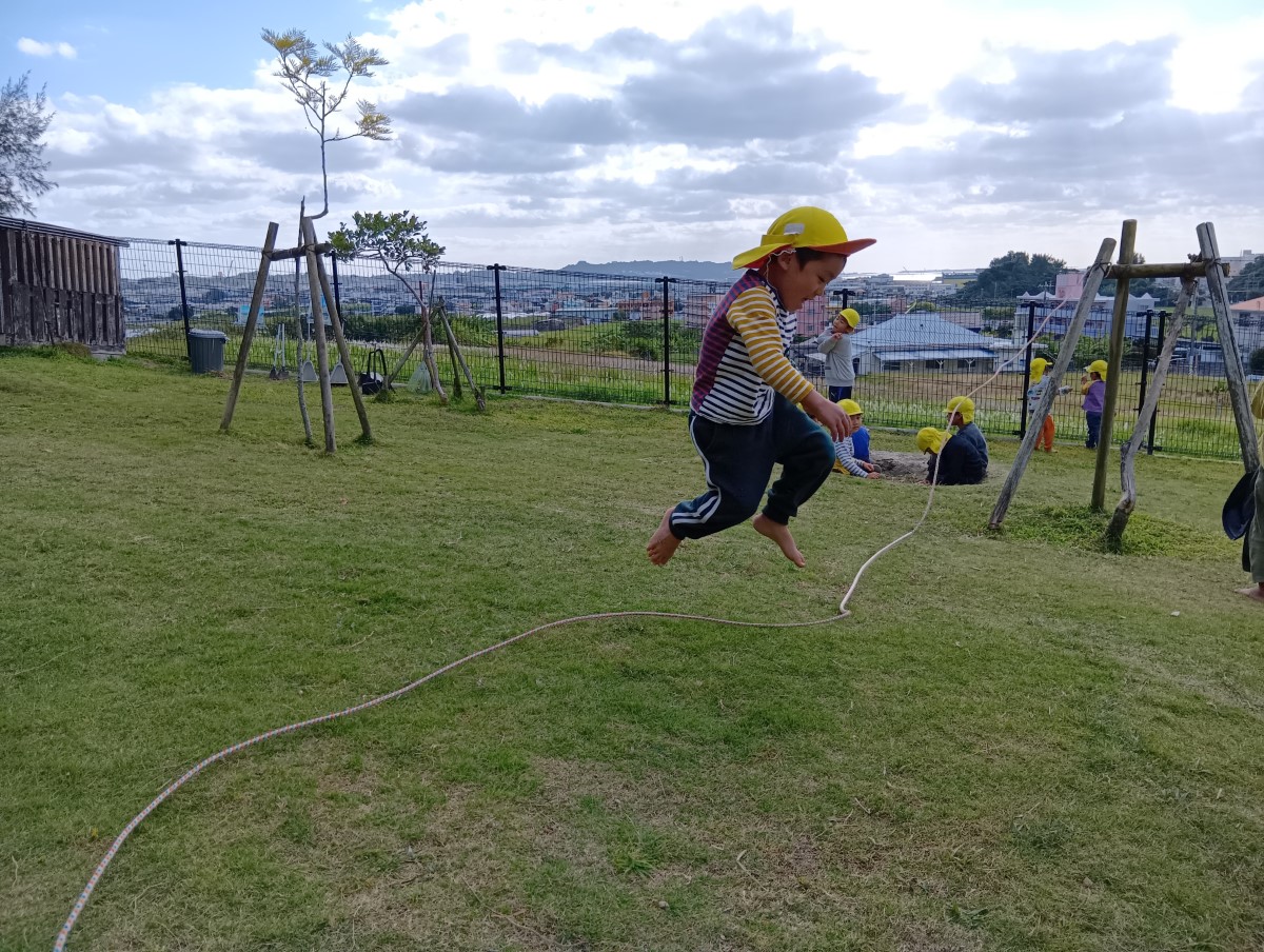 大縄跳びで遊ぶ子ども