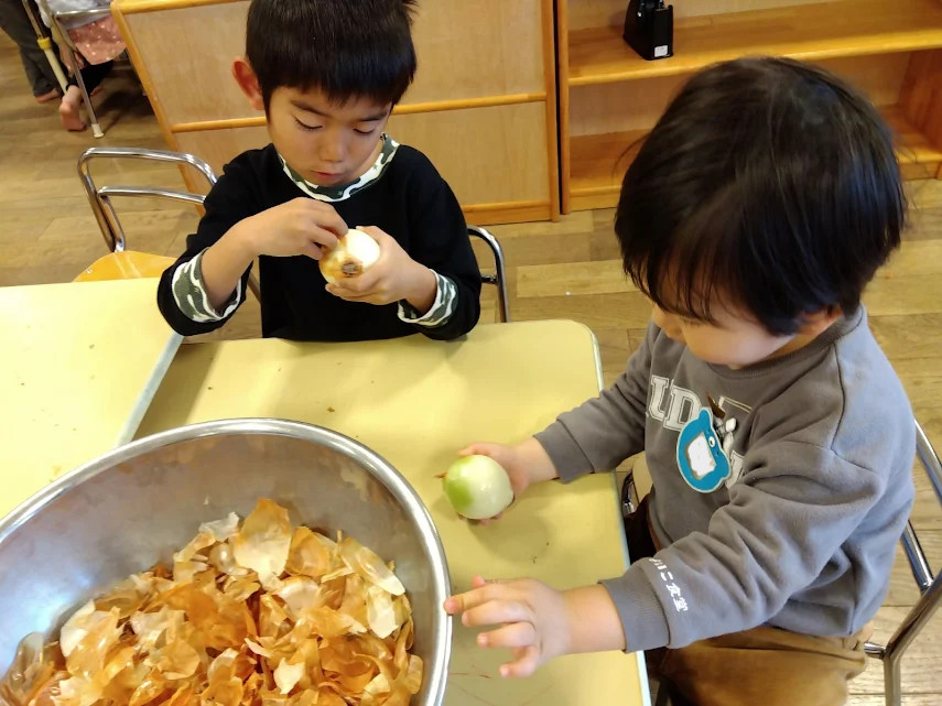 玉ねぎの皮をむく子どもたち