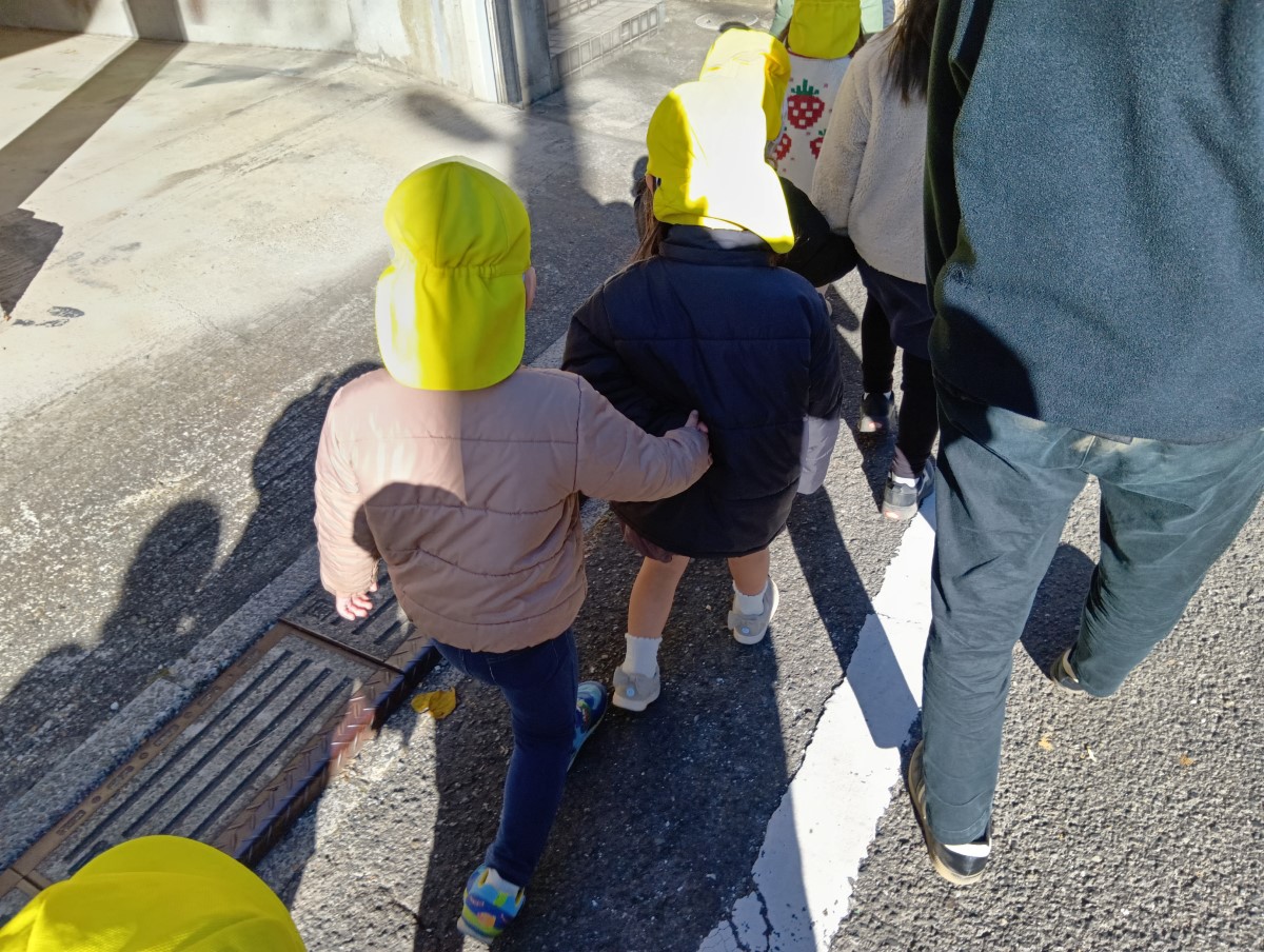 散歩に出かける子どもたち