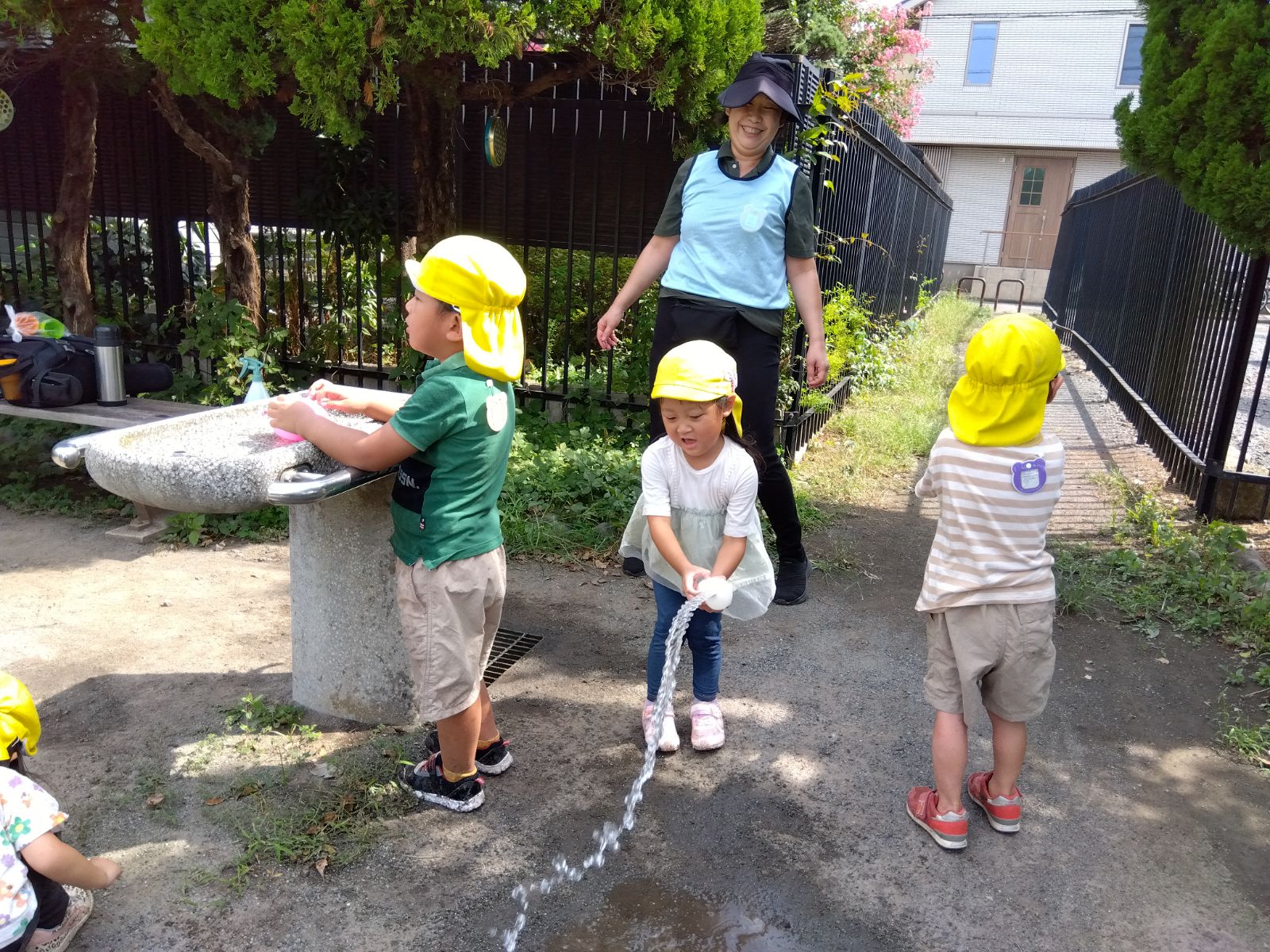 水遊びをする子どもたち