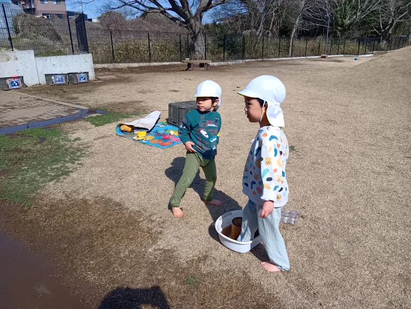 裸足で素材を踏む子どもたち