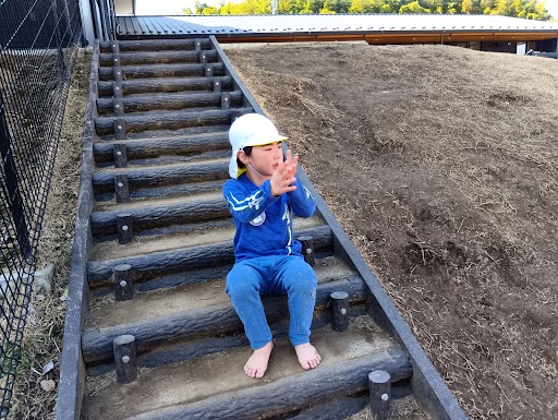 階段に座る子ども