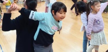 さくらさくらんぼリズムを行う子どもたち