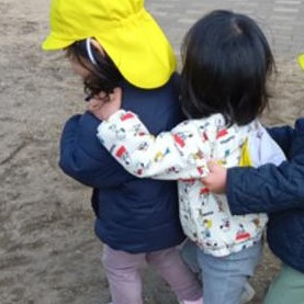 一緒に遊ぶ子どもたち
