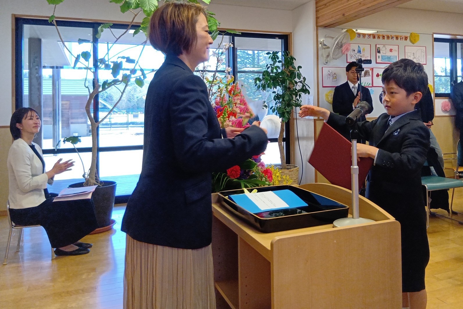 卒業証書を受け取る子ども