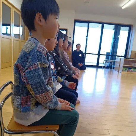 椅子に座って卒園式の練習をする子どもたち