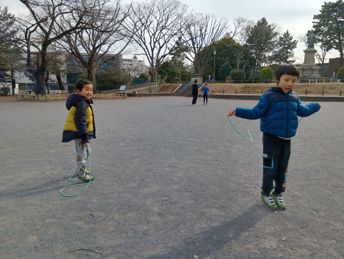 縄跳びをして遊ぶ子どもたち
