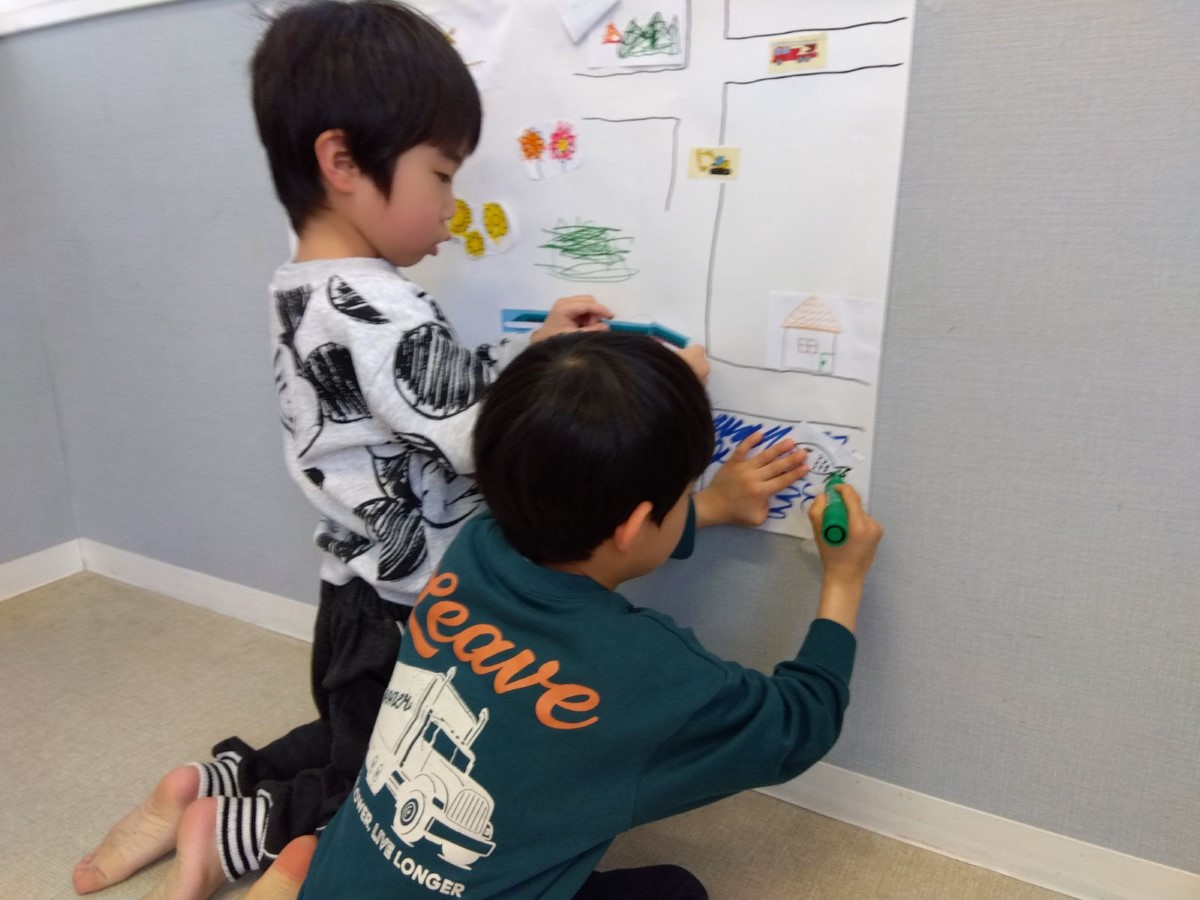 地図を作る子どもたち