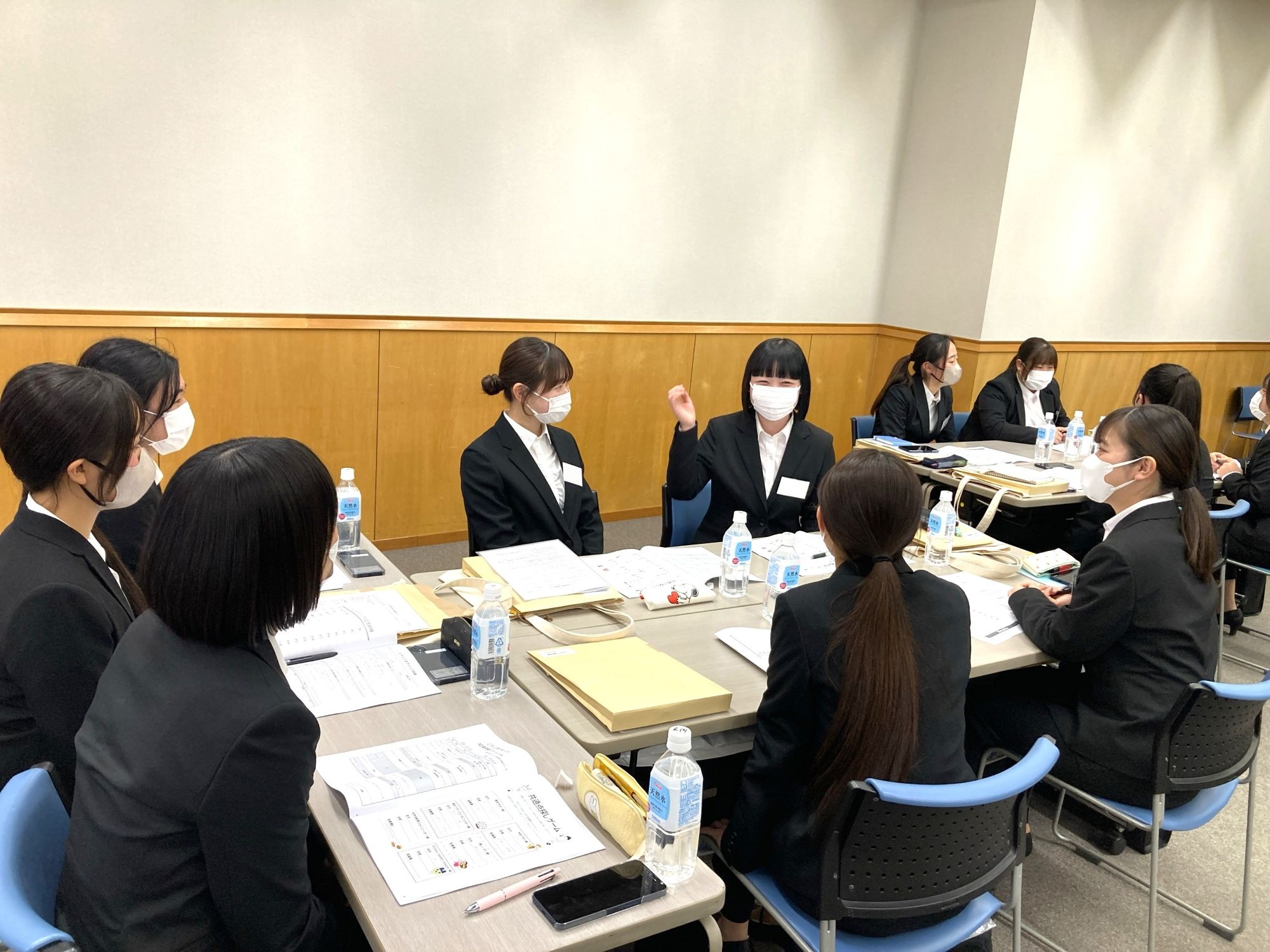 グループワークの様子。配属先エリアが近い者同士、会話も弾みます