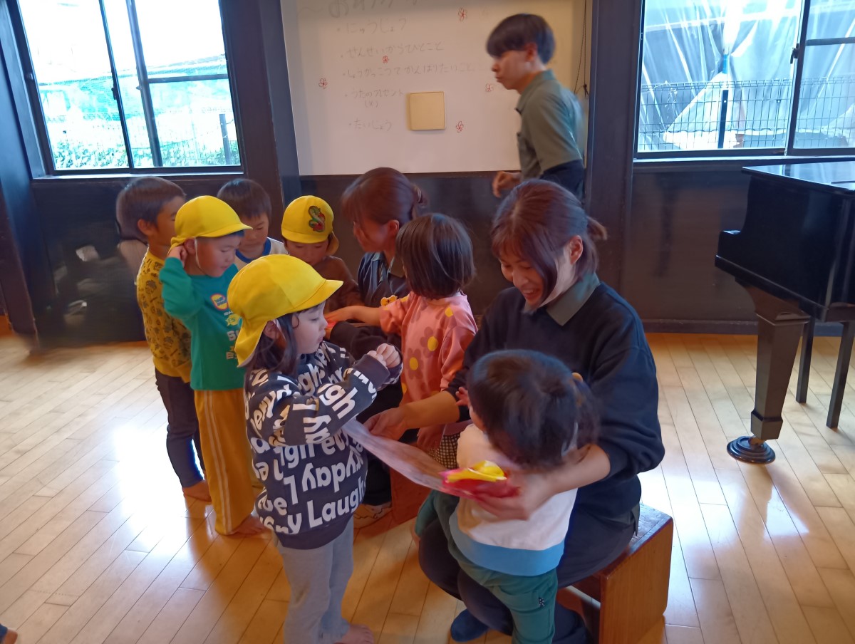 プレゼントを渡す子どもたちの様子