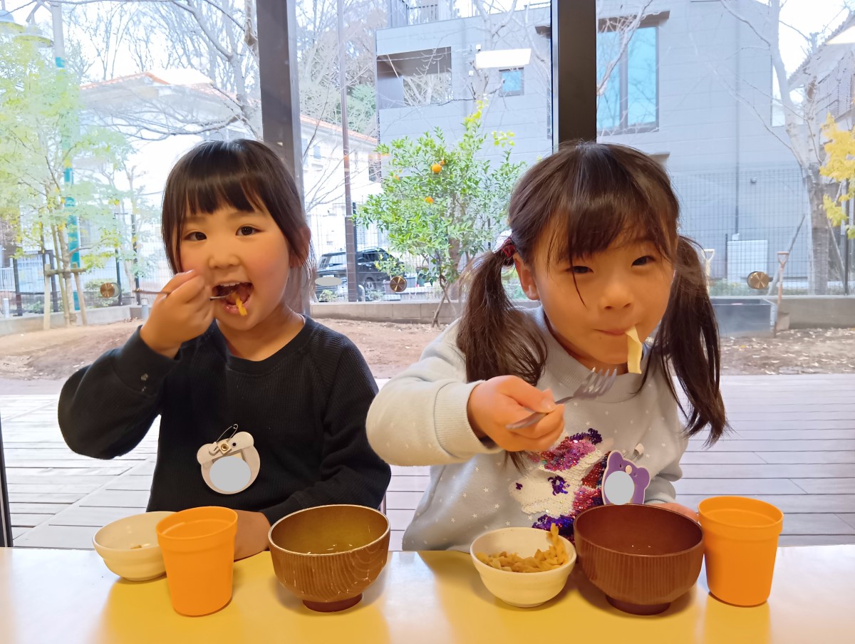 出来上がったうどんをおいしそうに食べる子どもたち
