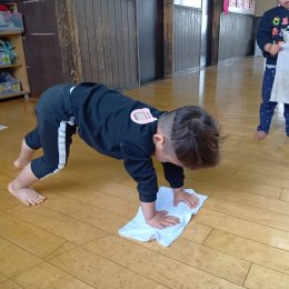 日高どろんこ保育園「雑巾がけ」