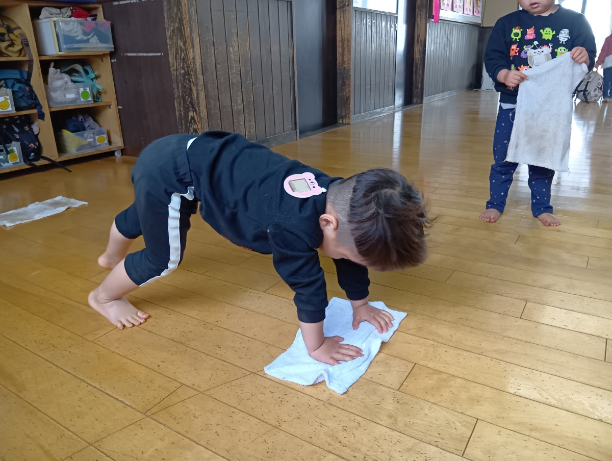 男の子が保育室内を雑巾がけしている