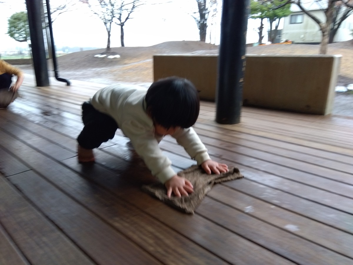 男の子が縁側を雑巾がけしている
