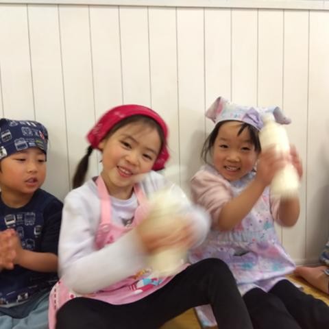 子ども達がカッテージチーズの材料をボトルに入れて、思い切りボトルを振っている