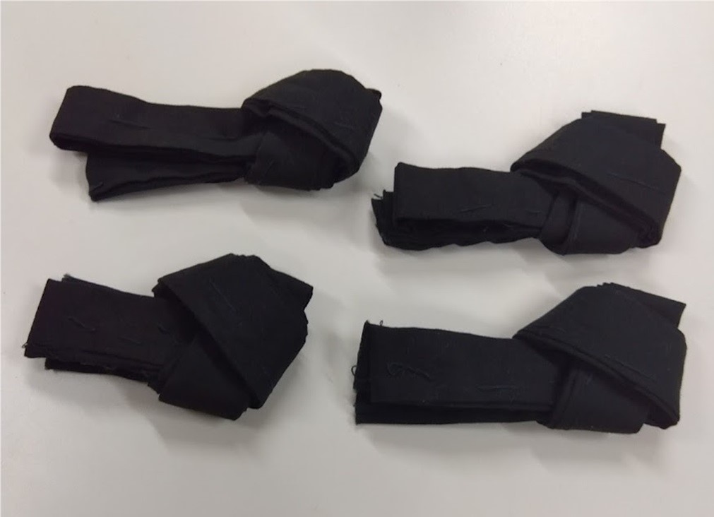 黒いハチマキが4本、結ばれて置かれている