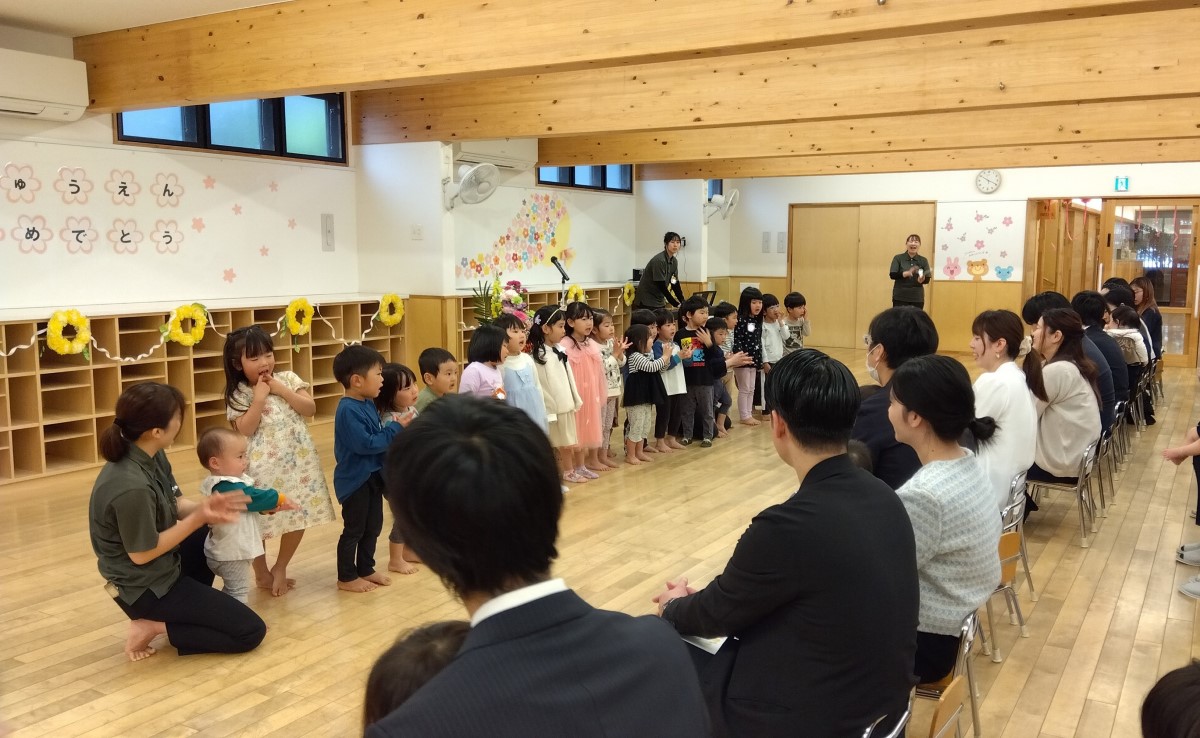 一列に並んで歌う子どもたち